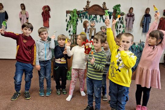 Žáci přípravného ročníku bakovské ZŠ na výstavě loutek v Muzeu Bakovska obrázek